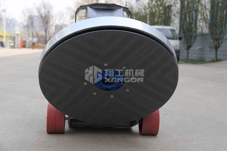 拋光機是為了讓地面表面有光澤，需要先研磨后才可以拋光。拋光分為粗拋和精拋，這時候可以使用拋光機，配合拋光墊，提高地面的光澤度。高速地坪拋光機讓你輕松完成地坪拋光工作，提高地坪亮度。