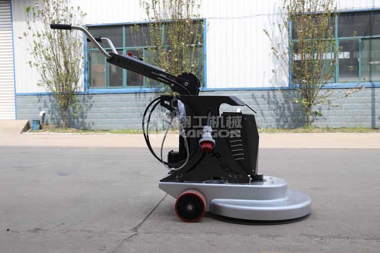 拋光機是為了讓地面表面有光澤，需要先研磨后才可以拋光。拋光分為粗拋和精拋，這時候可以使用拋光機，配合拋光墊，提高地面的光澤度。高速地坪拋光機讓你輕松完成地坪拋光工作，提高地坪亮度。